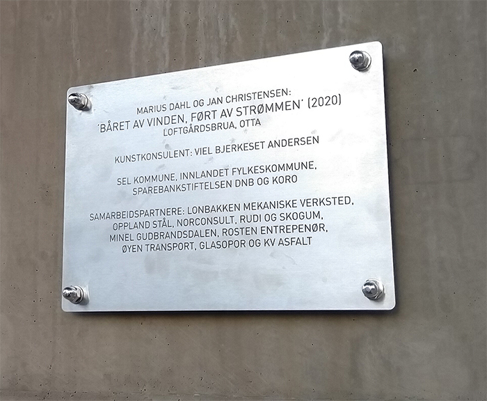 Gravert skilt på Otta bru