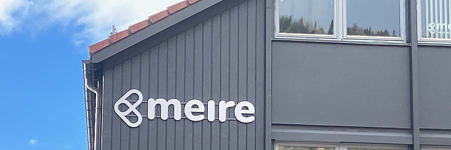 Fasadebokstaver Meire og bibliotek Otta